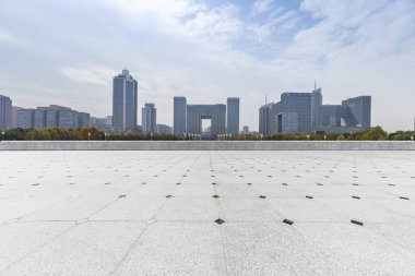 Panoramik siluet ve boş yolu, boş beton zemini olan modern iş binaları.