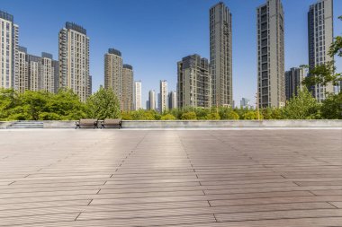 Panoramik siluet ve boş yolu, boş beton zemini olan modern iş binaları.