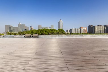 Panoramik siluet ve boş yolu, boş beton zemini olan modern iş binaları.