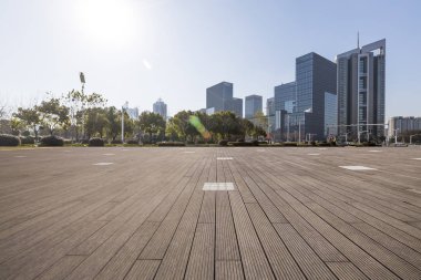 Panoramik siluet ve boş yolu, boş beton zemini olan modern iş binaları.