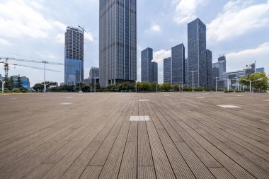 Panoramik siluet ve boş yolu, boş beton zemini olan modern iş binaları.