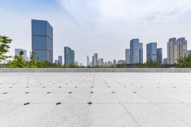 Panoramik siluet ve boş yolu, boş beton zemini olan modern iş binaları.