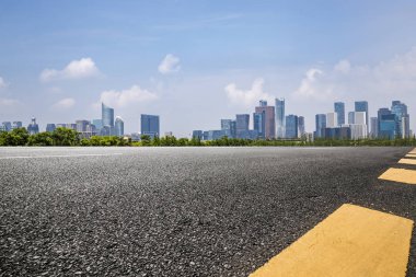 Panoramik siluet ve boş yolu, boş beton zemini olan modern iş binaları.
