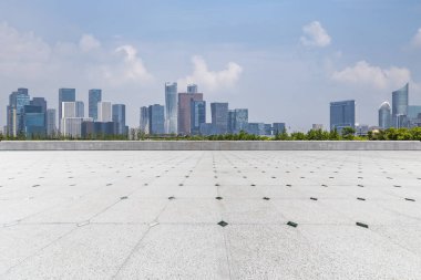 Panoramik siluet ve boş yolu, boş beton zemini olan modern iş binaları.