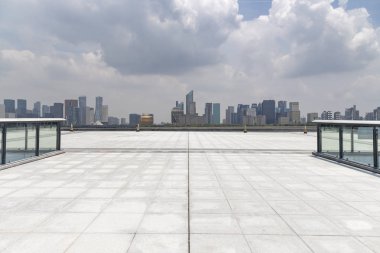 Panoramik siluet ve boş yolu, boş beton zemini olan modern iş binaları.