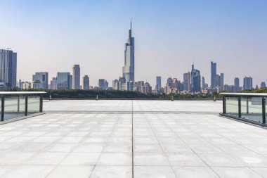 Panoramik siluet ve boş yolu, boş beton zemini olan modern iş binaları.