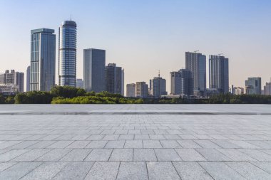 Panoramik siluet ve boş yolu, boş beton zemini olan modern iş binaları.