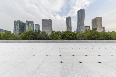 Panoramik siluet ve boş yolu, boş beton zemini olan modern iş binaları.