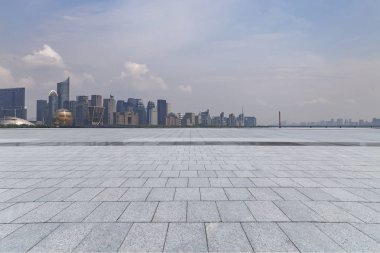 Panoramik siluet ve boş yolu, boş beton zemini olan modern iş binaları.