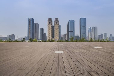 Panoramik siluet ve boş yolu, boş beton zemini olan modern iş binaları.