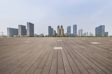 Panoramik siluet ve boş yolu, boş beton zemini olan modern iş binaları.