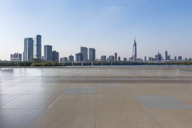 Panoramik siluet ve boş yolu, boş beton zemini olan modern iş binaları.