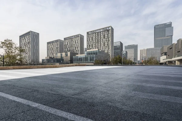 Skyline Panorâmico Modernos Edifícios Escritórios Negócios Com Estrada Vazia Piso — Fotografia de Stock