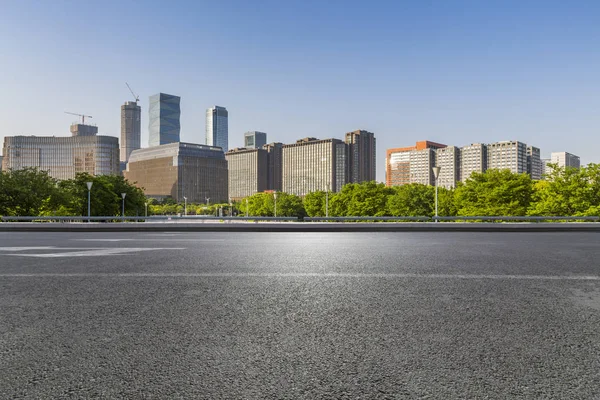 Panoramik Siluet Boş Yolu Boş Beton Zemini Olan Modern Binaları — Stok fotoğraf