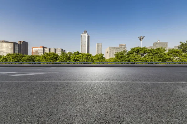 Panoramik Siluet Boş Yolu Boş Beton Zemini Olan Modern Binaları — Stok fotoğraf