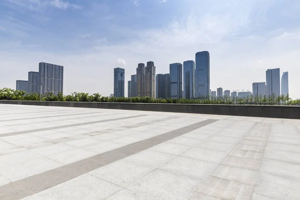 Panoramik Siluet Boş Yolu Boş Beton Zemini Olan Modern Binaları — Stok fotoğraf