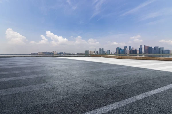 Skyline Panorâmico Modernos Edifícios Escritórios Negócios Com Estrada Vazia Piso — Fotografia de Stock