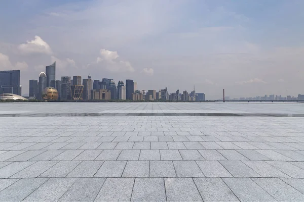 Panoramik Siluet Boş Yolu Boş Beton Zemini Olan Modern Binaları — Stok fotoğraf