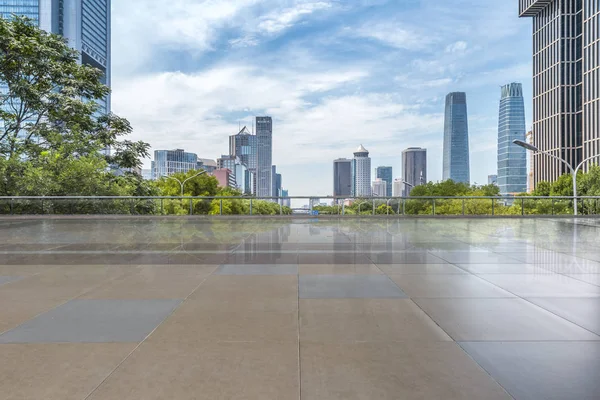 Panoramik Siluet Boş Yolu Boş Beton Zemini Olan Modern Binaları — Stok fotoğraf