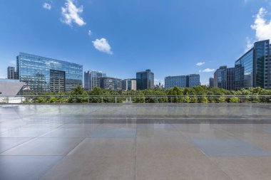 Panoramik siluet ve boş yolu, boş beton zemini olan modern iş binaları.