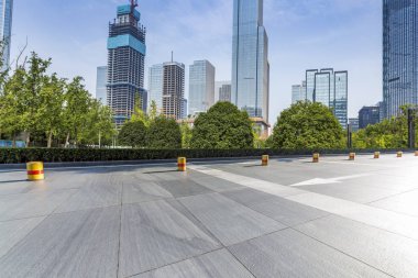 Panoramik siluet ve boş yolu, boş beton zemini olan modern iş binaları.