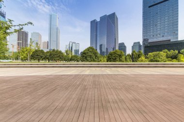 Panoramik siluet ve boş yolu, boş beton zemini olan modern iş binaları.