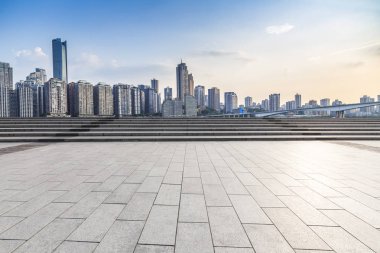 Panoramik siluet ve boş yolu, boş beton zemini olan modern iş binaları.