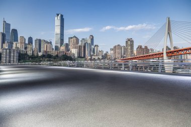 Panoramik siluet ve boş yolu, boş beton zemini olan modern iş binaları.