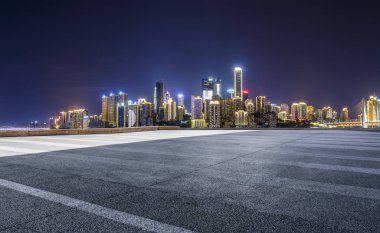 Panoramik siluet ve boş yolu, boş beton zemini olan modern iş binaları.
