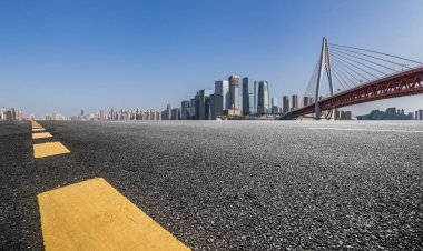 Panoramik siluet ve boş yolu, boş beton zemini olan modern iş binaları.