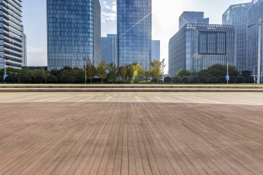 Panoramik siluet ve boş yolu, boş beton zemini olan modern iş binaları.