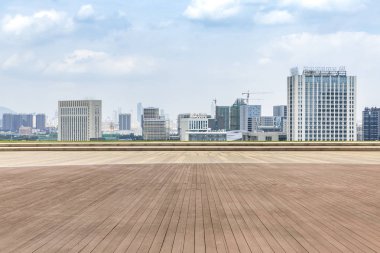 Panoramik siluet ve boş yolu, boş beton zemini olan modern iş binaları.