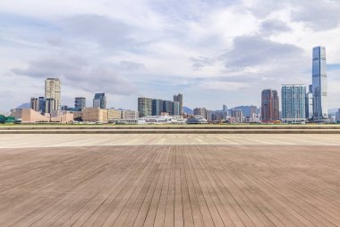 Panoramik siluet ve boş yolu, boş beton zemini olan modern iş binaları.