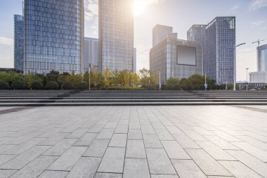 Panoramik siluet ve boş yolu, boş beton zemini olan modern iş binaları.