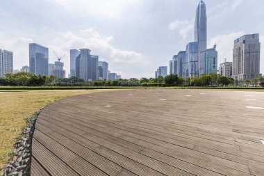 Panoramik siluet ve boş yolu, boş beton zemini olan modern iş binaları.