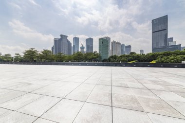 Panoramik siluet ve boş yolu, boş beton zemini olan modern iş binaları.