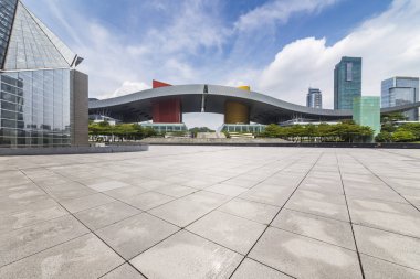 Panoramik siluet ve boş yolu, boş beton zemini olan modern iş binaları.