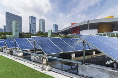 Güneş ve modern şehir manzarası 