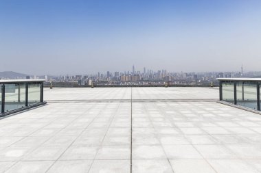 Panoramik siluet ve boş yolu, boş beton zemini olan modern iş binaları.
