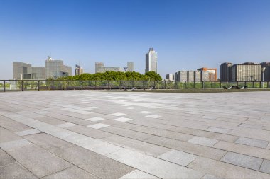 Panoramik siluet ve boş yolu, boş beton zemini olan modern iş binaları.