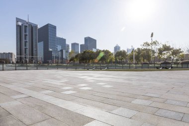 Panoramik siluet ve boş yolu, boş beton zemini olan modern iş binaları.
