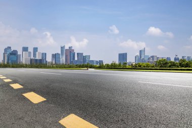 Panoramik siluet ve boş yolu, boş beton zemini olan modern iş binaları.
