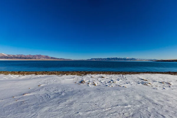 Lago Congelado Sailimu Con Fondo Montaña Nieve Yili Xinjiang China — Foto de Stock