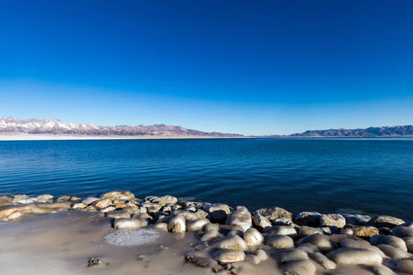 Het Bevroren Sailimu Lake Met Sneeuw Berg Achtergrond Yili Xinjiang — Stockfoto