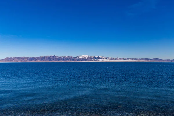 Kar Dağ Arka Plan Yılı Çin Xinjiang Donmuş Sailimu Gölü — Stok fotoğraf