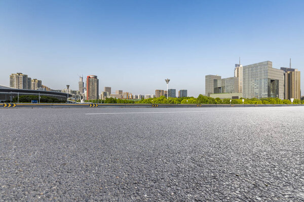 Панорамные горизонты и современные офисные здания с пустой дорогой, пустой бетонный этаж