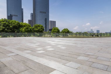 Panoramik siluet ve boş yolu, boş beton zemini olan modern iş binaları.