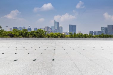 Panoramik siluet ve boş yolu, boş beton zemini olan modern iş binaları.