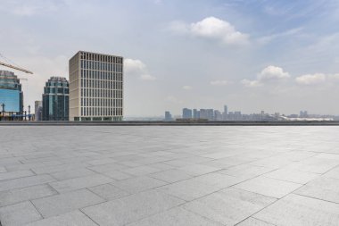 Panoramik siluet ve boş yolu, boş beton zemini olan modern iş binaları.