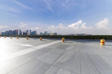 Panoramik siluet ve boş yolu, boş beton zemini olan modern iş binaları.